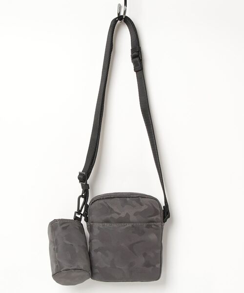 Guess(ゲス)の「CERTOSA TECH Crossbody With Bottle Pocket(ショルダーバッグ・メンズ・チャコールグレー・ONE SIZE)」の17枚目の写真
