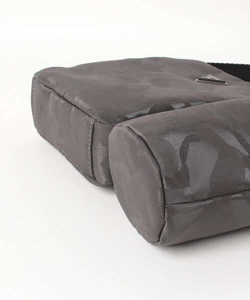 Guess(ゲス)の「CERTOSA TECH Crossbody With Bottle Pocket(ショルダーバッグ・メンズ・チャコールグレー・ONE SIZE)」の18枚目の写真