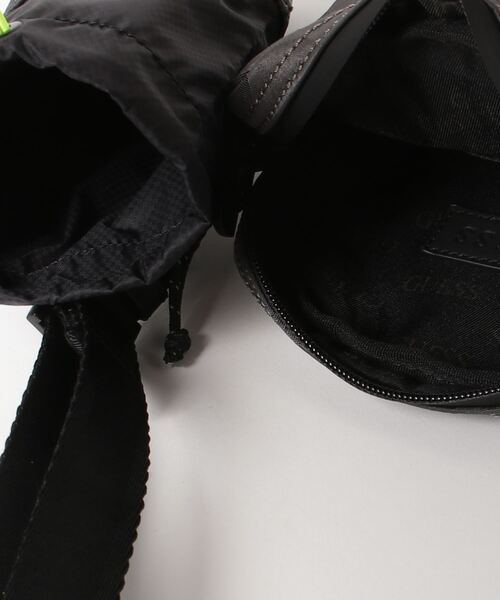 Guess(ゲス)の「CERTOSA TECH Crossbody With Bottle Pocket(ショルダーバッグ・メンズ・チャコールグレー・ONE SIZE)」の19枚目の写真