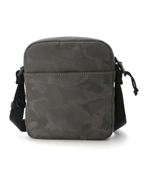 Guess(ゲス)の「CERTOSA TECH Crossbody With Bottle Pocket(ショルダーバッグ・メンズ・チャコールグレー・ONE SIZE)」の3枚目の写真