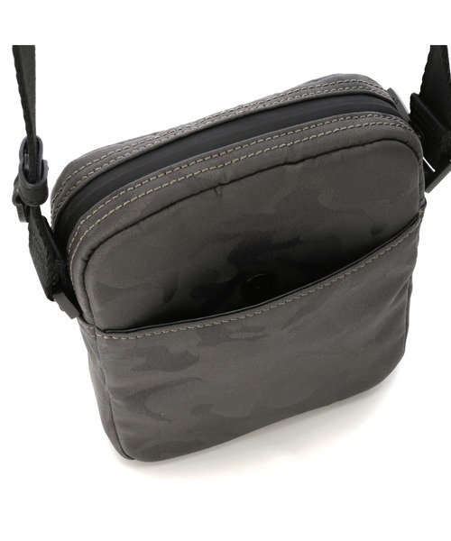 Guess(ゲス)の「CERTOSA TECH Crossbody With Bottle Pocket(ショルダーバッグ・メンズ・チャコールグレー・ONE SIZE)」の8枚目の写真