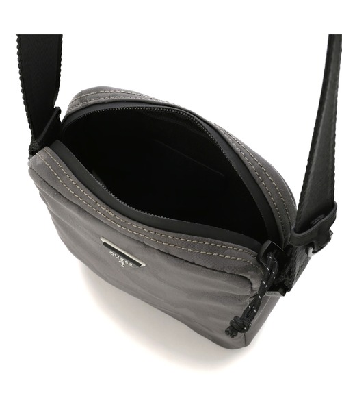 Guess(ゲス)の「CERTOSA TECH Crossbody With Bottle Pocket(ショルダーバッグ・メンズ・チャコールグレー・ONE SIZE)」の9枚目の写真