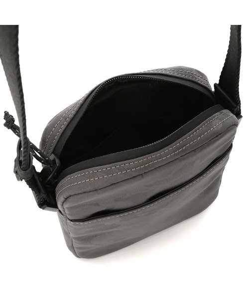 Guess(ゲス)の「CERTOSA TECH Crossbody With Bottle Pocket(ショルダーバッグ・メンズ・チャコールグレー・ONE SIZE)」の10枚目の写真