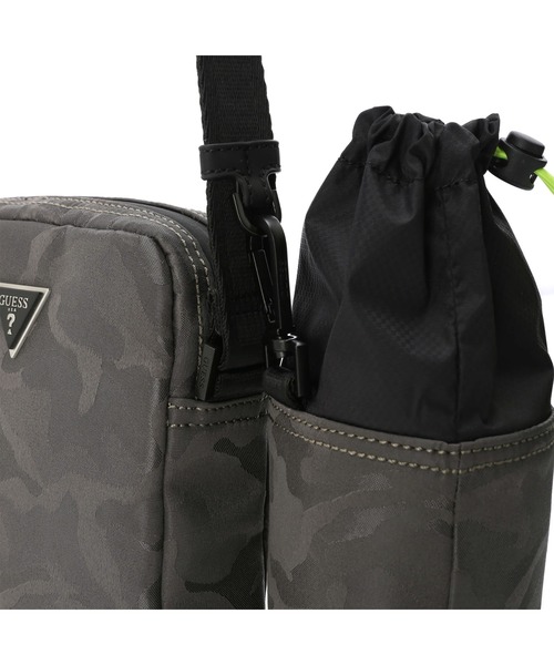 Guess(ゲス)の「CERTOSA TECH Crossbody With Bottle Pocket(ショルダーバッグ・メンズ・チャコールグレー・ONE SIZE)」の11枚目の写真