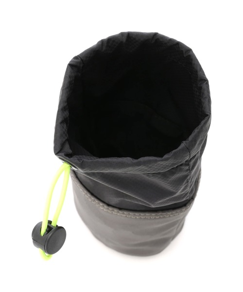 Guess(ゲス)の「CERTOSA TECH Crossbody With Bottle Pocket(ショルダーバッグ・メンズ・チャコールグレー・ONE SIZE)」の14枚目の写真