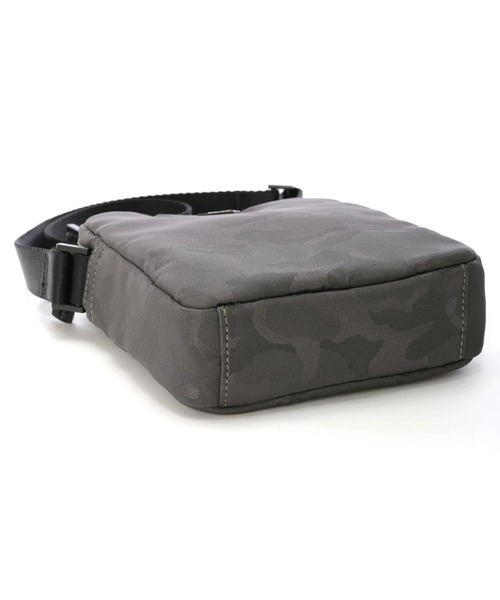 Guess(ゲス)の「CERTOSA TECH Crossbody With Bottle Pocket(ショルダーバッグ・メンズ・チャコールグレー・ONE SIZE)」の15枚目の写真