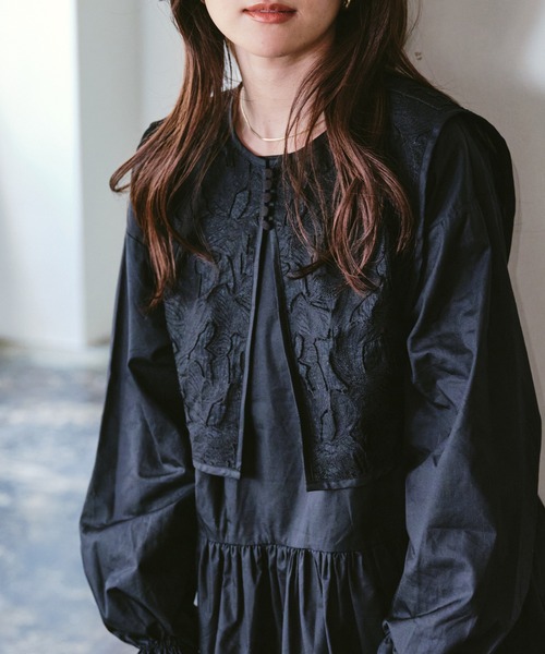 ECRIRE（エクリール）の「【TOMOコラボ】レイヤードレースブラウス（シャツ/ブラウス・レディース・ブラック/ベージュ/オフホワイト・M/L）」の19枚目の写真