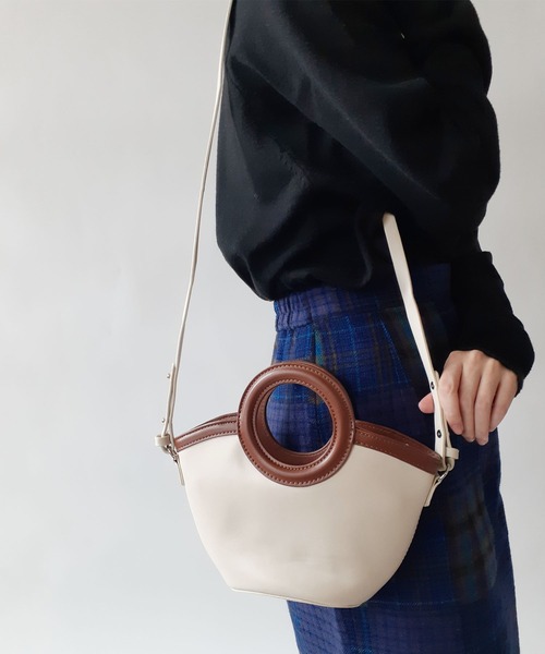 thank U more(サンキューモア)の「丸形ハンドル トート ショルダーバッグ(ショルダーバッグ・レディース・ブラック/ブラウン系その他/ブラック系その他/ブラウン/ベージュ・FREE)」の4枚目の写真