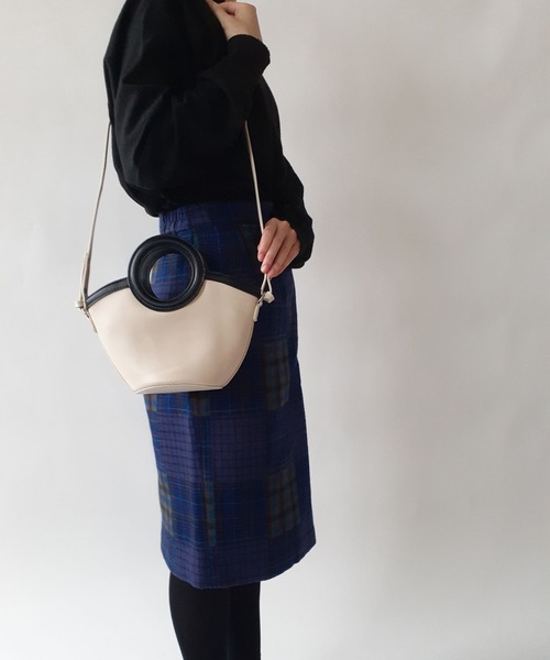 thank U more(サンキューモア)の「丸形ハンドル トート ショルダーバッグ(ショルダーバッグ・レディース・ブラック/ブラウン系その他/ブラック系その他/ブラウン/ベージュ・FREE)」の19枚目の写真