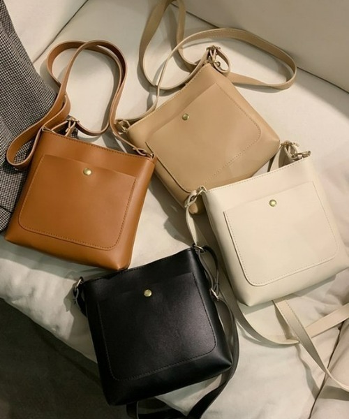 CLEA（クレア）の「サイドポケット付き PUミニスクエアショルダーバッグ（ショルダーバッグ・レディース・ベージュ/キャメル/アイボリー/ブラック・FREE）」の17枚目の写真