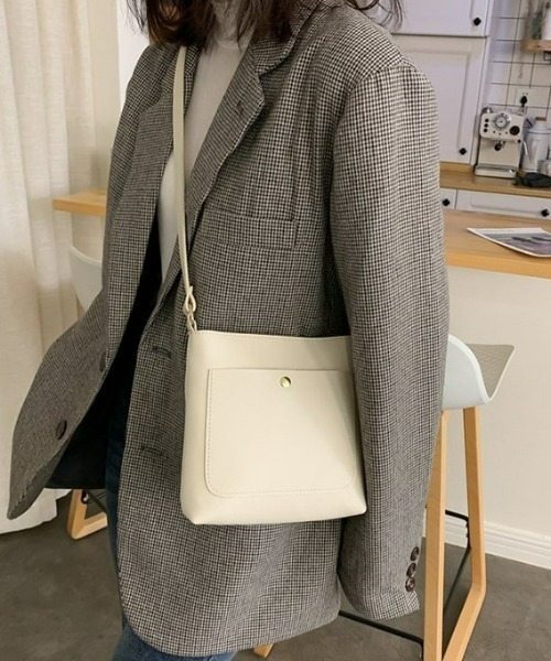 CLEA（クレア）の「サイドポケット付き PUミニスクエアショルダーバッグ（ショルダーバッグ・レディース・ベージュ/キャメル/アイボリー/ブラック・FREE）」の5枚目の写真