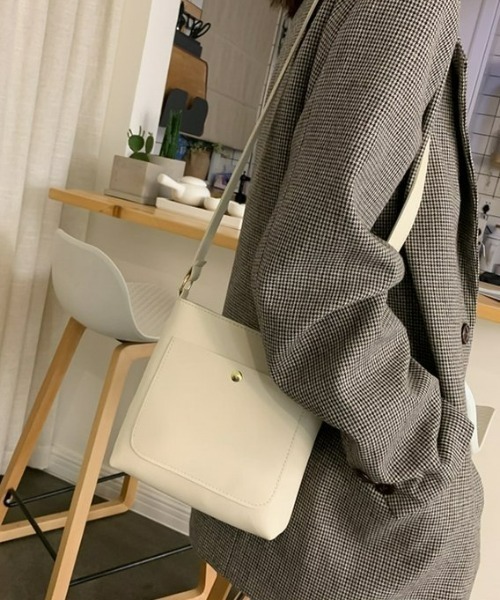 CLEA（クレア）の「サイドポケット付き PUミニスクエアショルダーバッグ（ショルダーバッグ・レディース・ベージュ/キャメル/アイボリー/ブラック・FREE）」の6枚目の写真