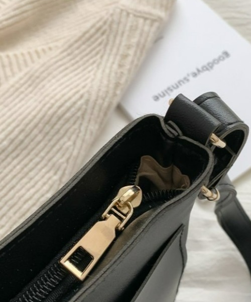 CLEA（クレア）の「サイドポケット付き PUミニスクエアショルダーバッグ（ショルダーバッグ・レディース・ベージュ/キャメル/アイボリー/ブラック・FREE）」の19枚目の写真