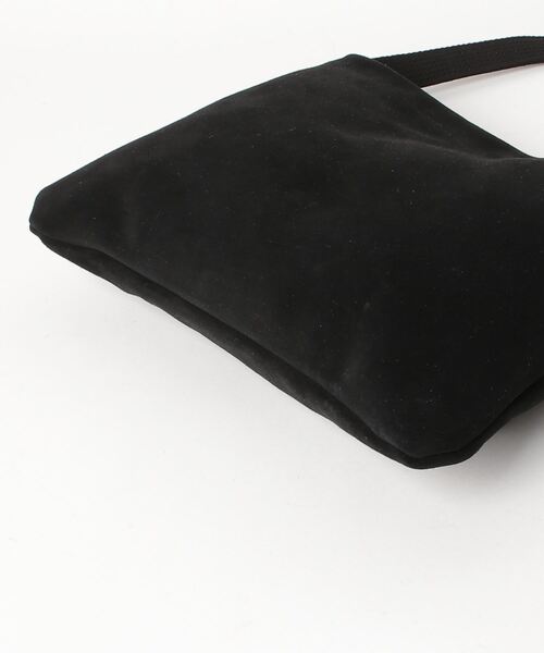 hobo（ホーボー）の「hobo/ホーボー STROLL SHOULDER POUCH COW SUEDE ストロール ショルダーポーチ カウスウェード（ショルダーバッグ・メンズ・ブラック・FREE）」の3枚目の写真