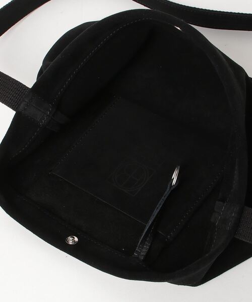 hobo（ホーボー）の「hobo/ホーボー STROLL SHOULDER POUCH COW SUEDE ストロール ショルダーポーチ カウスウェード（ショルダーバッグ・メンズ・ブラック・FREE）」の4枚目の写真