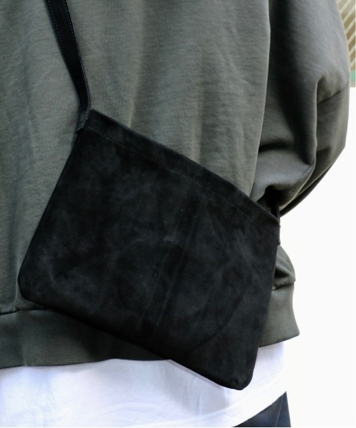 hobo（ホーボー）の「hobo/ホーボー STROLL SHOULDER POUCH COW SUEDE ストロール ショルダーポーチ カウスウェード（ショルダーバッグ・メンズ・ブラック・FREE）」の7枚目の写真
