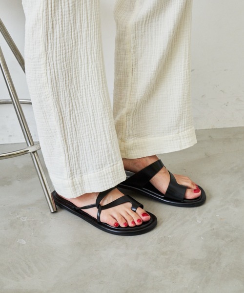 Auntie Rosa Holiday（アンティローザホリデー）の「ストラップトングサンダル（サンダル・レディース・ブラック/ホワイト・SMALL/MEDIUM/LARGE）」の3枚目の写真