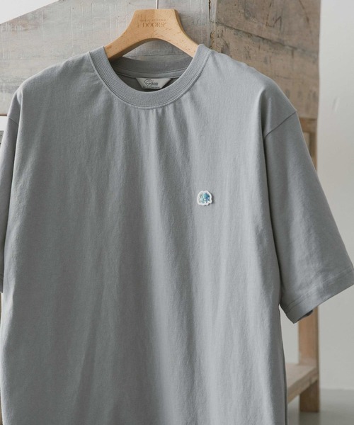 URBAN RESEARCH DOORS(アーバンリサーチドアーズ)の「『別注』GEM SPORTS×DOORS ワッペンショートスリーブTシャツ(Tシャツ/カットソー・メンズ・ブルー系その他/オフホワイト/グリーン/グレー・MEDIUM/LARGE/X-LARGE)」の2枚目の写真