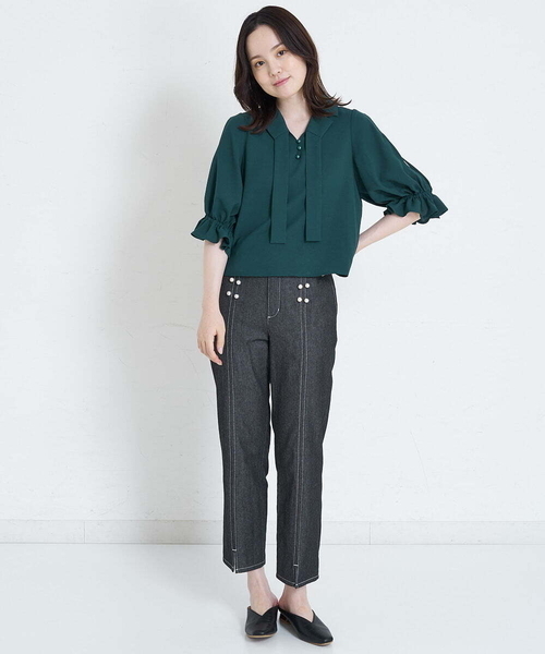 A de a.v.v（アードアー・ヴェ・ヴェ）の「オープンスリーブボウタイブラウス（シャツ/ブラウス・レディース・グリーン/サンドベージュ/ブラック・38/36）」の4枚目の写真