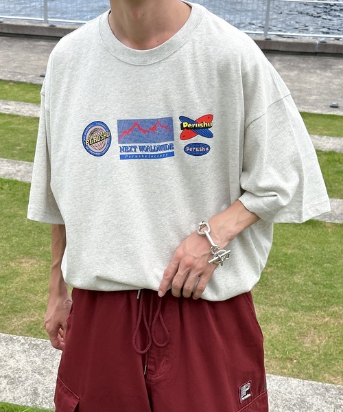 Perushu(ペルーシュ)の「レトロプリントTシャツ(Tシャツ/カットソー・メンズ・グレー系その他/ブラック/杢グレー/イエロー・MEDIUM/LARGE)」の2枚目の写真