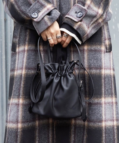 w closet（ダブルクローゼット）の「巾着2WAYバッグ（ハンドバッグ・レディース・ブラック/アイボリー・FREE）」の2枚目の写真