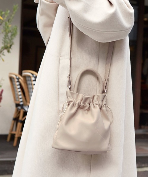 w closet（ダブルクローゼット）の「巾着2WAYバッグ（ハンドバッグ・レディース・ブラック/アイボリー・FREE）」の4枚目の写真