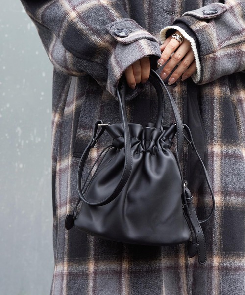 w closet（ダブルクローゼット）の「巾着2WAYバッグ（ハンドバッグ・レディース・ブラック/アイボリー・FREE）」の8枚目の写真