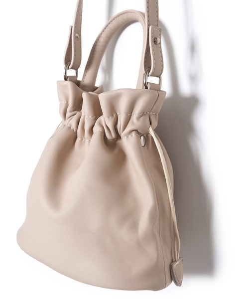 w closet（ダブルクローゼット）の「巾着2WAYバッグ（ハンドバッグ・レディース・ブラック/アイボリー・FREE）」の10枚目の写真