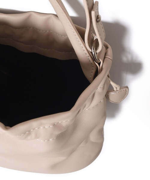 w closet（ダブルクローゼット）の「巾着2WAYバッグ（ハンドバッグ・レディース・ブラック/アイボリー・FREE）」の11枚目の写真