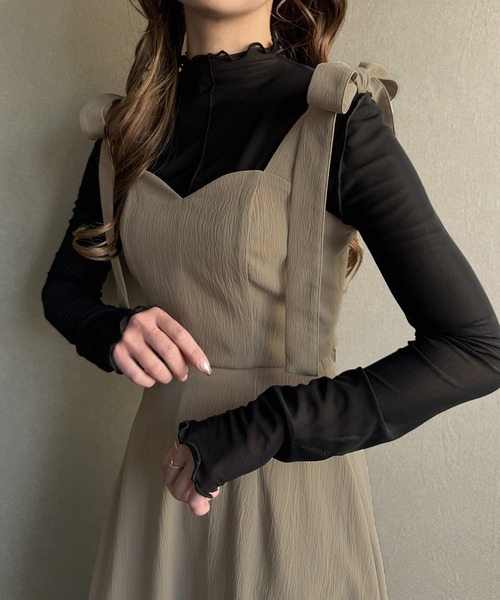 junoah(ジュノア)の「エンボス加工ビスチェ+フリルスカートセット(セットアップ・レディース・ブラウン系その他/グレイッシュベージュ/ブラック/ピンクベージュ/アイボリー・X-LARGE/LARGE/MEDIUM/SMALL)」の4枚目の写真