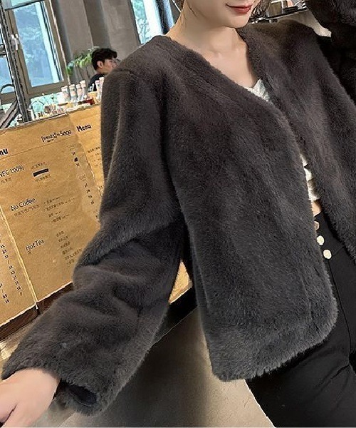 Ritomo De Ricco(リトモ・デ・リコ)の「薄綿入りノーカラーフェイクファージャケット ドレスボレロ(カーディガン/ボレロ・レディース・グレー/オフホワイト/ブラック・FREE)」の11枚目の写真