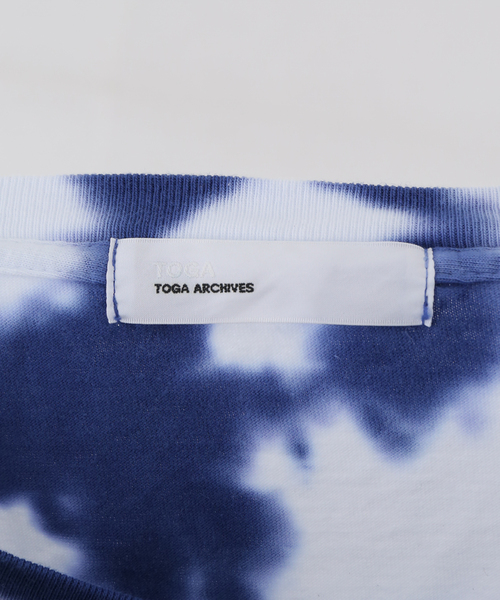 TOGA PULLA（トーガ　プルラ）の「【TOGA PULLA × BOY’S OWN】Tie dye print Tシャツ（Tシャツ/カットソー・レディース・ブルー・XX-LARGE）」の17枚目の写真