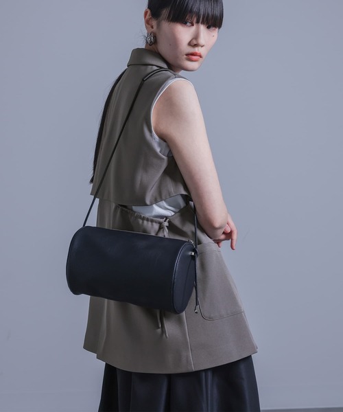 kOhAKU(コハク)の「脇シャーリングジレ(ベスト・レディース・ブラック/グレー・1/2)」の3枚目の写真