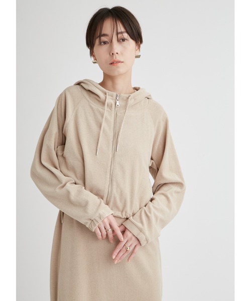emmi（エミ）の「PlaX パイルクロップドパーカー（パーカー・レディース・ベージュ/ブラック・FREE）」の18枚目の写真