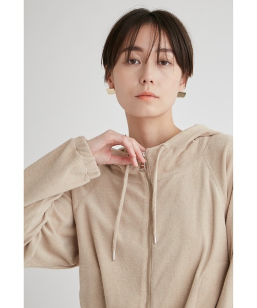 emmi（エミ）の「PlaX パイルクロップドパーカー（パーカー・レディース・ベージュ/ブラック・FREE）」の19枚目の写真