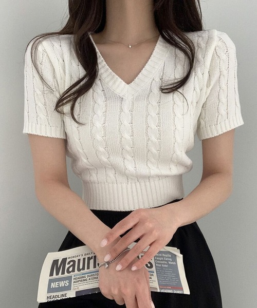 Twinkle;pm（トゥインクルピーエム）の「Vネックケーブルニットトップス（ニット/セーター・レディース・ホワイト/ブラック/スモークピンク/サックスブルー・FREE）」の6枚目の写真