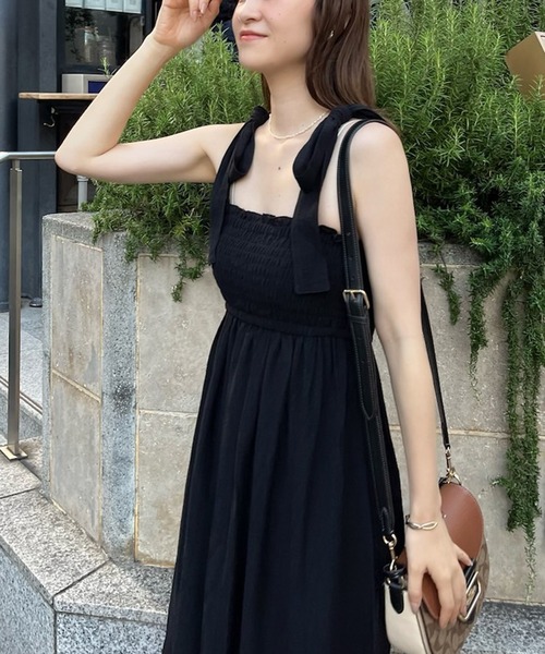 one after another NICE CLAUP(ワンアフターアナザーナイスクラップ)の「肩リボンシャーリングワンピース(ワンピース・レディース・ブラック系その他/ブラック/サックスブルー/アイボリー・FREE)」の5枚目の写真