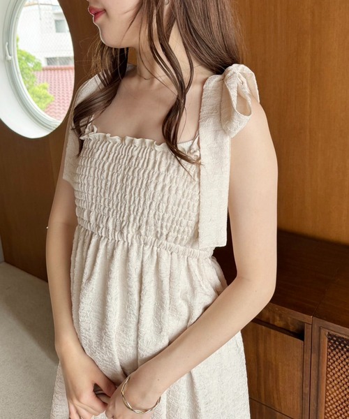 one after another NICE CLAUP(ワンアフターアナザーナイスクラップ)の「肩リボンシャーリングワンピース(ワンピース・レディース・ブラック系その他/ブラック/サックスブルー/アイボリー・FREE)」の12枚目の写真
