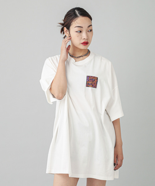 X-girl(エックスガール)の「BONJOUR LOGO S/S BIG TEE DRESS(ワンピース・レディース・ブラック/ホワイト・S/M)」の14枚目の写真