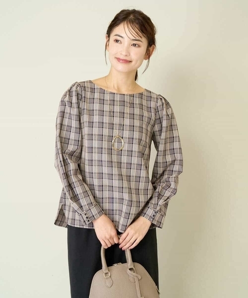 a.v.v(アーヴェヴェ)の「【WEB限定】チェックタックスリーブブラウス(シャツ/ブラウス・レディース・ネイビー/ベージュ・36/34/38/42/40)」の3枚目の写真