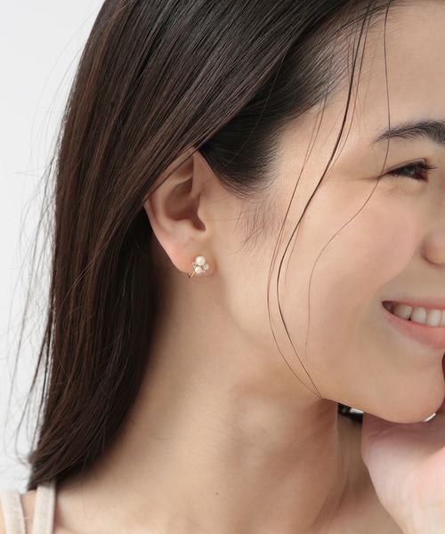 CALIN STANDARD(カリンスタンダード)の「◆金属アレルギー対応◆◆made in japan◆【痛くない】【落ちにくい】【ストレスフリーな着け心地】ビジュー ループフィットイヤリング(イヤリング・レディース・ホワイト/クリア・FREE)」の4枚目の写真