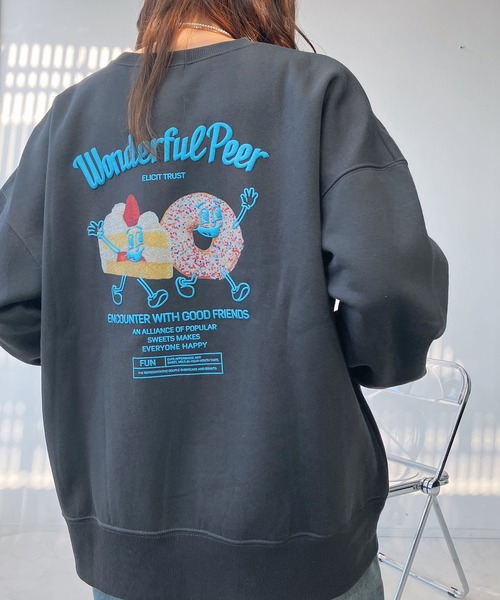 AS KNOW AS plus(アズノゥアズプラス)の「◇おやつフォトビッグサイズスウェットプルオーバー(スウェット・レディース・キナリ/スミクロ/オートミール/サックスブルー/ホワイト系/ブラック系/アイボリー系/ネイビー系/ホワイト系1/ブラック系1/アイボリー系1・FREE)」の5枚目の写真