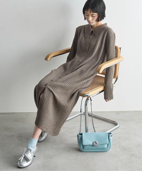 THE YOn（ザヨン）の「リブニットポロワンピース（ワンピース・レディース・レディッシュグレー/セージグリーン/アイボリー/イエロー/グレイッシュベージュ・FREE）」の2枚目の写真