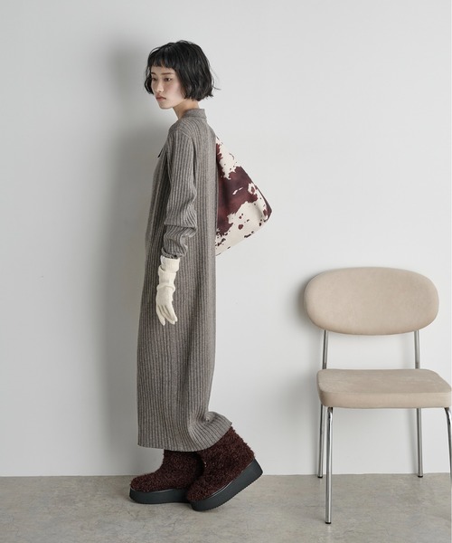 THE YOn（ザヨン）の「リブニットポロワンピース（ワンピース・レディース・レディッシュグレー/セージグリーン/アイボリー/イエロー/グレイッシュベージュ・FREE）」の7枚目の写真