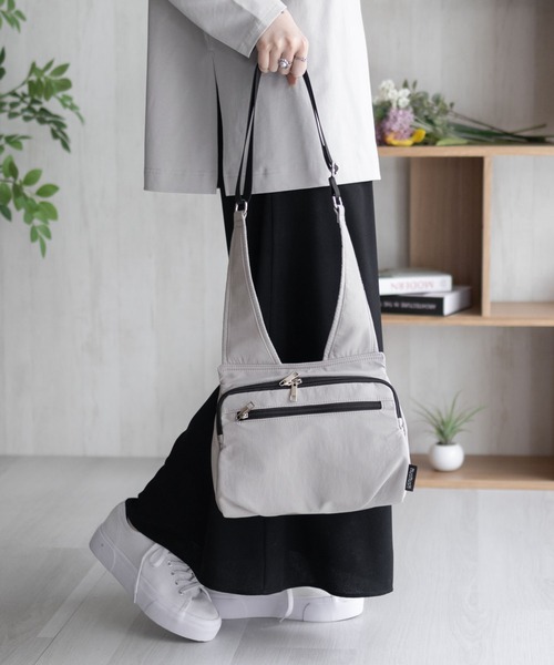 HusHusH（ハッシュアッシュ）の「【新色追加】HusHusH ハッシュアッシュ 人間工学ナイロンショルダーバッグ（ショルダーバッグ・レディース・グレー/ブラック・フリー）」の12枚目の写真