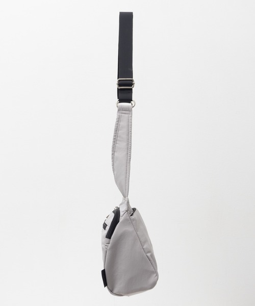 HusHusH（ハッシュアッシュ）の「【新色追加】HusHusH ハッシュアッシュ 人間工学ナイロンショルダーバッグ（ショルダーバッグ・レディース・グレー/ブラック・フリー）」の22枚目の写真