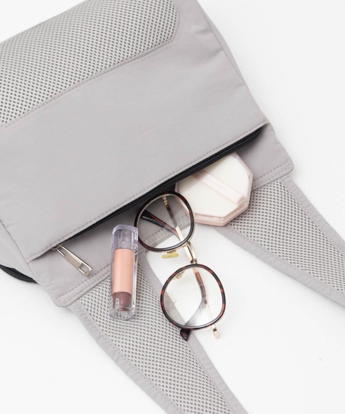 HusHusH（ハッシュアッシュ）の「【新色追加】HusHusH ハッシュアッシュ 人間工学ナイロンショルダーバッグ（ショルダーバッグ・レディース・グレー/ブラック・フリー）」の4枚目の写真