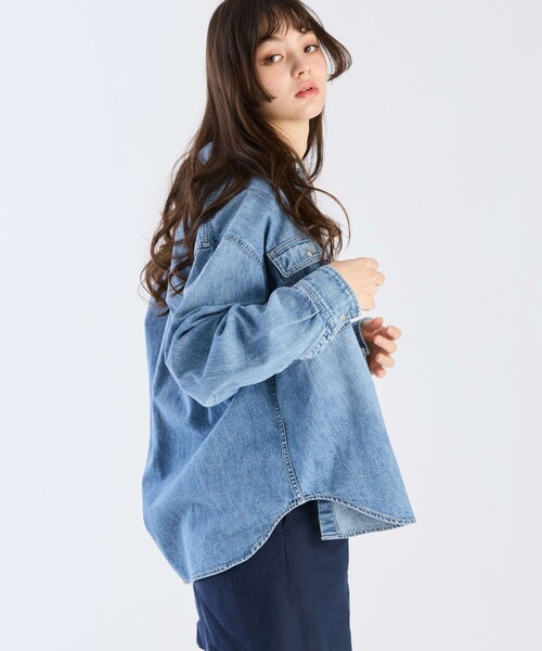 To b. by agnes b.（トゥービーバイアニエスベー）の「To b. by agnes b. x RED CARD TOKYO Bronx with To b. デニムシャツ（シャツ/ブラウス・レディース・ブルー系その他・FREE）」の4枚目の写真