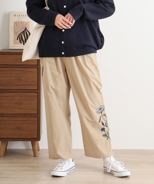 Emago(イマゴ)の「EMAGO サイド花刺繍ストレートパンツ(その他パンツ・レディース・ベージュ/ブラック/カーキ・FREE)」の1枚目の写真