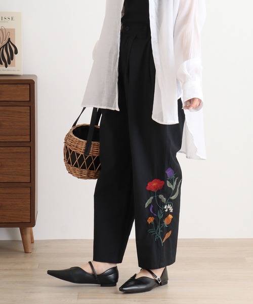 Emago(イマゴ)の「EMAGO サイド花刺繍ストレートパンツ(その他パンツ・レディース・ベージュ/ブラック/カーキ・FREE)」の4枚目の写真
